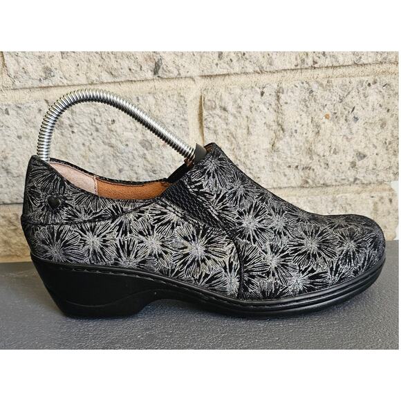 Nurse Mates Pillowtop Clogs, Kate Silver Petals, Leather Shoes, Womens Sz 9 - Picture 8 of 10